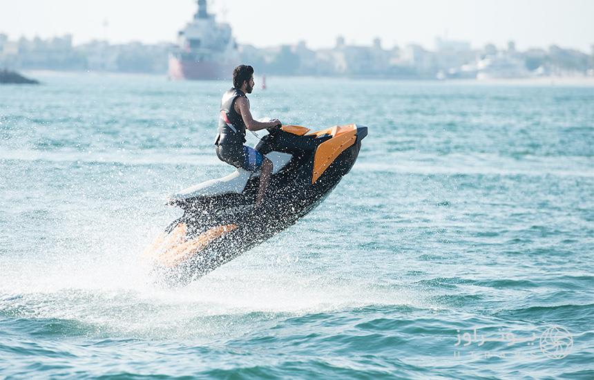 تصویری از یک مرد درحال جت‌اسکی‌سواری روی دریا در دبی‌مارینا